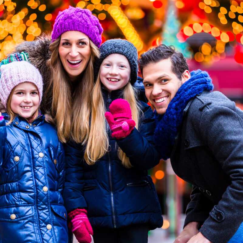Familie auf dem Winterrummel